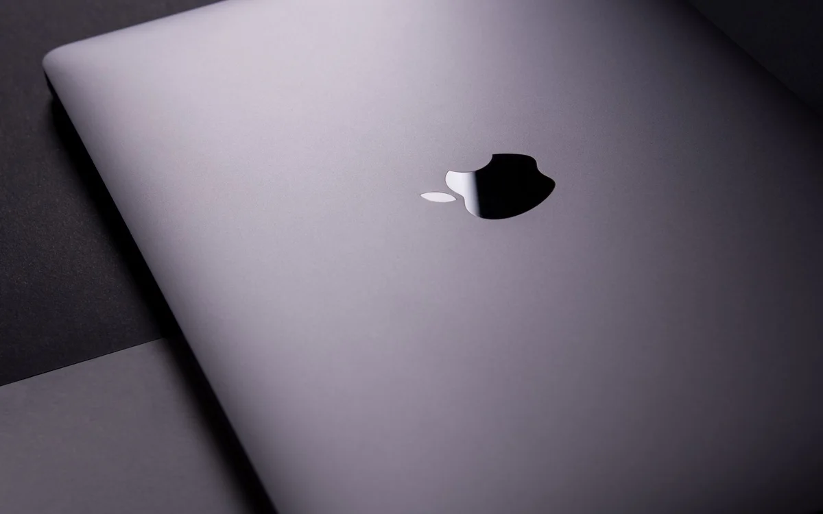 MacBook с логото на Apple